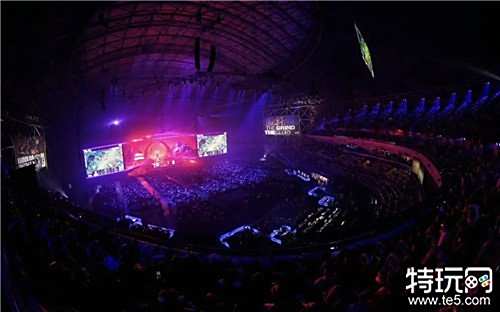 自从效力于 自从效力于